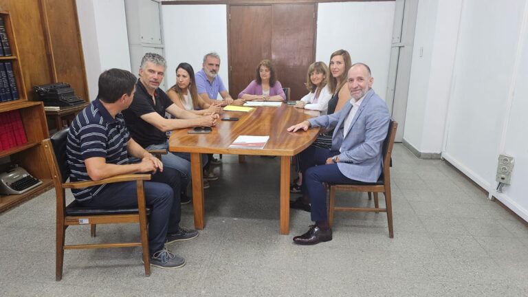 Laura Torres, directora ejecutiva del Fondo Provincial para la Transformación y el Crecimiento (FTyC); Roberto Gaurisse y Leandro Winkelmann, presidente y director de Satus S.A.; Elizabeth Giunta Fornasin y Rubén Lisante, presidenta y director de Inversora PASIP S.A.; Elisabeth Crescitelli, diputada provincial, y, por la Escribanía General de Gobierno, la escribana Viviana Bruno.