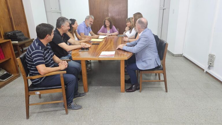 Laura Torres, directora ejecutiva del Fondo Provincial para la Transformación y el Crecimiento (FTyC); Roberto Gaurisse y Leandro Winkelmann, presidente y director de Satus S.A.; Elizabeth Giunta Fornasin y Rubén Lisante, presidenta y director de Inversora PASIP S.A.; Elisabeth Crescitelli, diputada provincial, y, por la Escribanía General de Gobierno, la escribana Viviana Bruno.