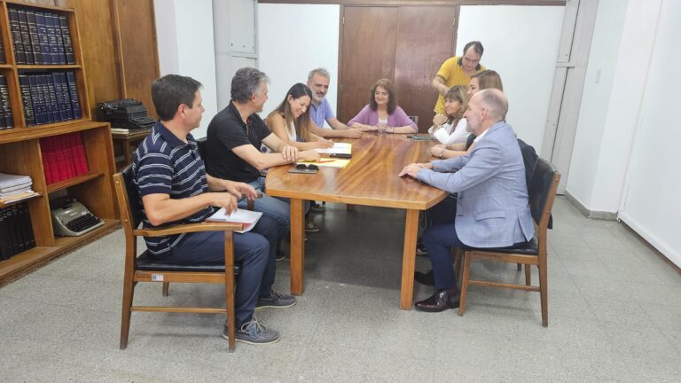 Laura Torres, directora ejecutiva del Fondo Provincial para la Transformación y el Crecimiento (FTyC); Roberto Gaurisse y Leandro Winkelmann, presidente y director de Satus S.A.; Elizabeth Giunta Fornasin y Rubén Lisante, presidenta y director de Inversora PASIP S.A.; Elisabeth Crescitelli, diputada provincial, y, por la Escribanía General de Gobierno, la escribana Viviana Bruno.